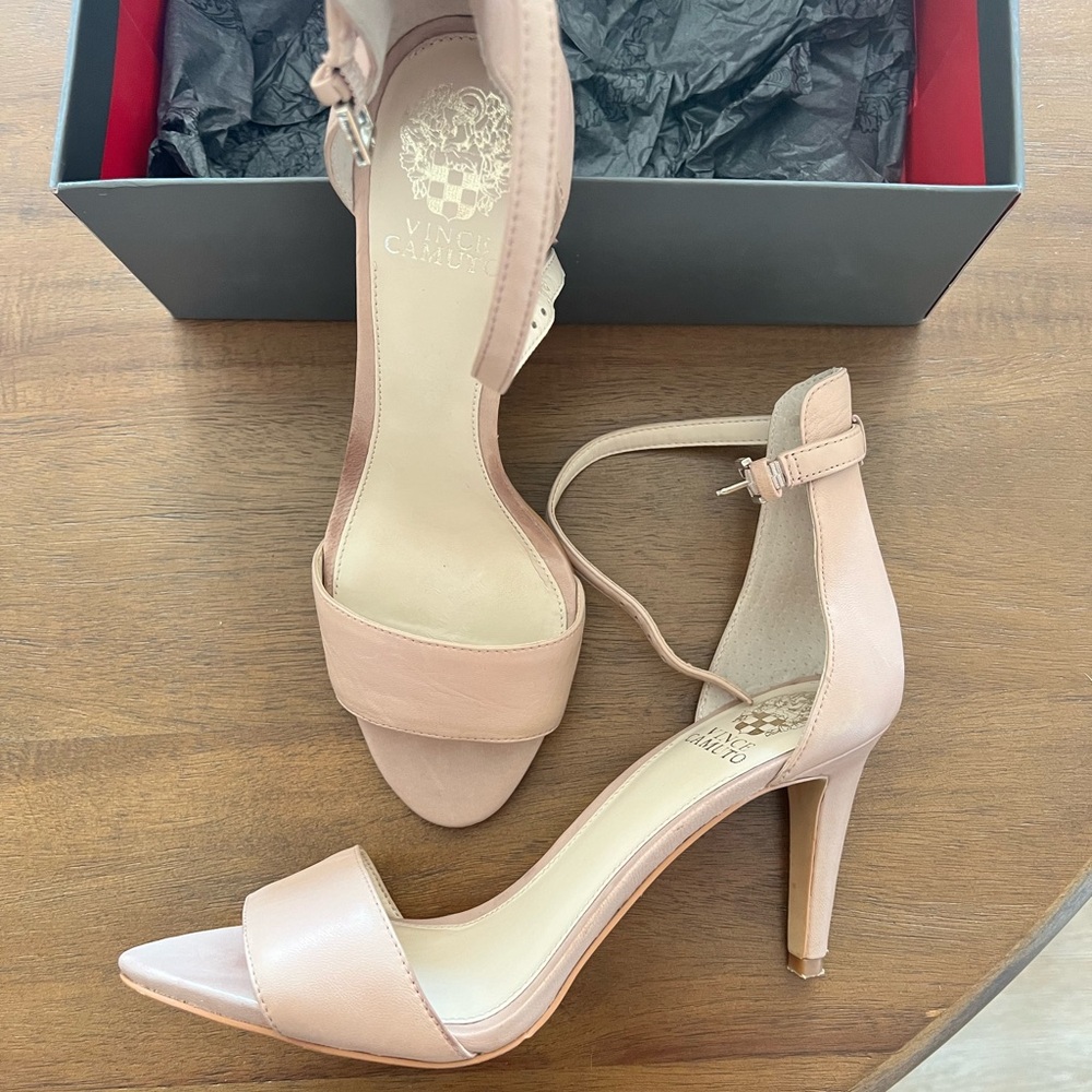 Like new size 9 Vince Camuto court shoes
